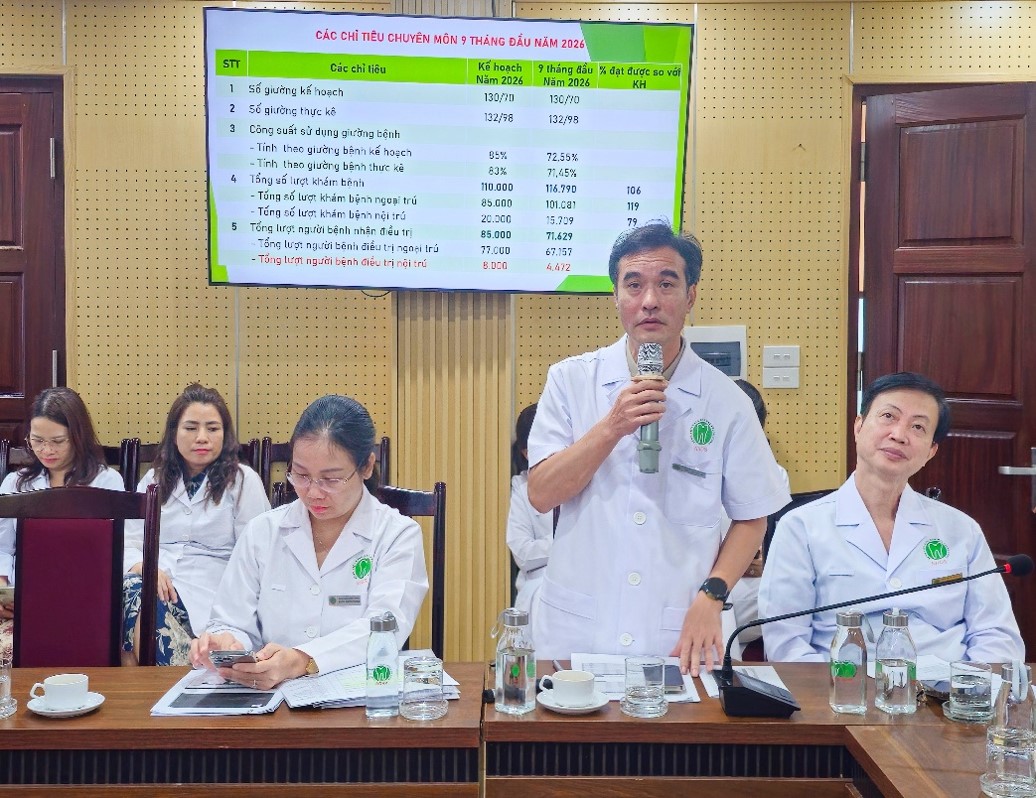 BSCKI. Ngô Vũ Long, Trưởng phòng KHTH báo cáo sơ kết hoạt động khám chữa bệnh 9 tháng đầu năm 2026